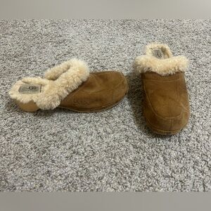 UGG Tan Light Brown Chestnut Clogs Women's Size 8 With Shearling Leather Studded